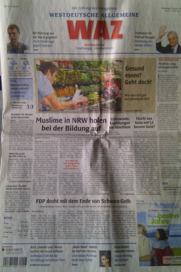 Zeitung mit gedruckten Bildern und Text.