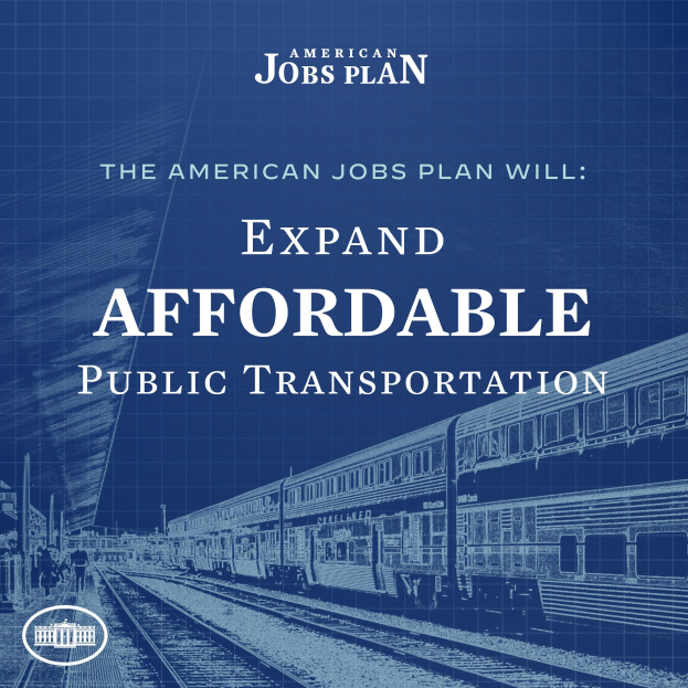 Plakat mit einem Zug auf einem Bahngleis mit mehreren Menschen in der Nähe, das Text über die Erweiterung des erschwinglichen öffentlichen Verkehrs unter "The American Jobs Plan" enthält.