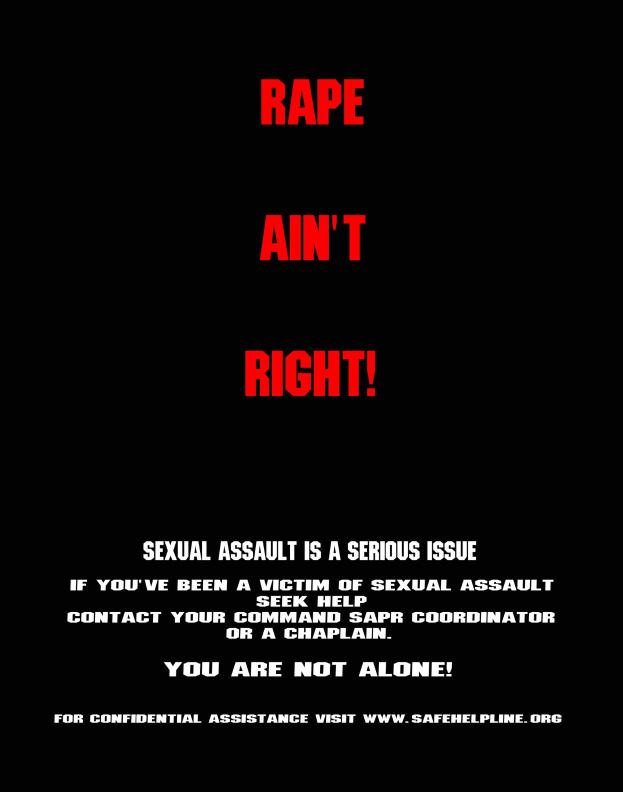 Plakat mit fetter schwarzer Schrift auf weißem Hintergrund, das 'Rape Ain't Right: Sexual Assault is a Serious Issue' lautet, eingerahmt von einem schwarzen Rand.
