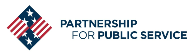 Logo der Partnership for Public Service mit einem blauen Kreis mit einem weißen Stern, weißer Umrandung und fetter schwarzer Schrift auf weißem Hintergrund sowie einem blauen und weißen Banner darunter.