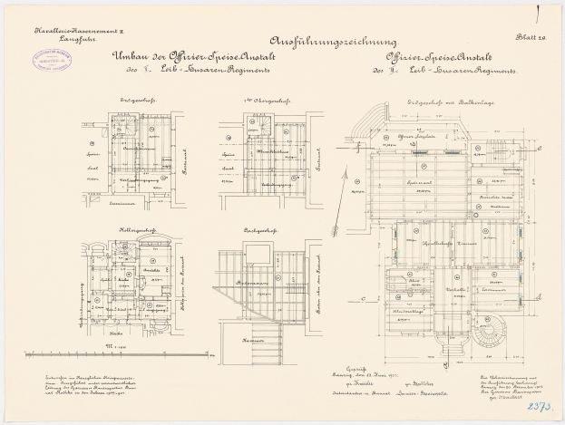 Schwarz-weißer architektonischer Grundriss des ehemaligen Bundeskanzleramts in der Bundesrepublik Deutschland, der detaillierte Aufbau mit beschrifteten Räumen und strukturellen Elementen zeigt.