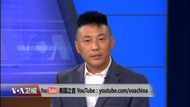 Ein chinesischer Nachrichtensprecher in Anzug und Krawatte erscheint auf einem TV-Bildschirm mit Text unten und einem blauen Hintergrund.