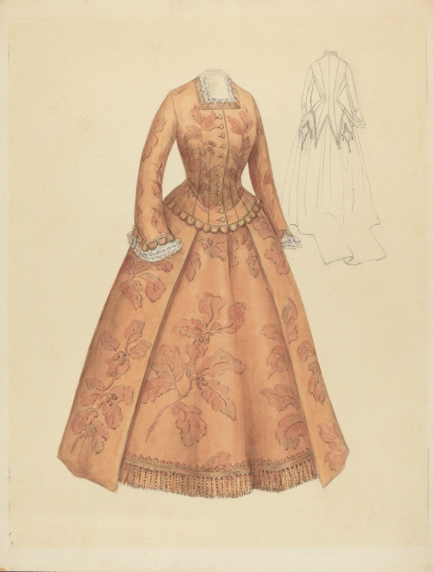 Ein detailliertes Zeichnung eines Kostümdesigns aus dem 18. Jahrhundert mit einem langen Kleid mit floralem Muster, hohem Halsausschnitt, vollem Rock und Spitzenbesatz vor einem hellblauen Hintergrund.