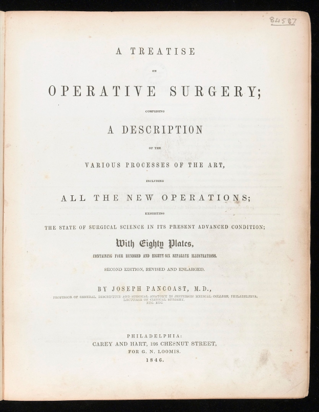 Ein aufgeschlagenes Buch mit dem Titel "Abhandlung über die operative Chirurgie: Eine Beschreibung verschiedener Prozesse der Kunst, alle neuen Operationen" vor einem dunklen Hintergrund.
