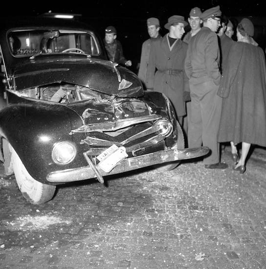 FW-E: Schwerer Verkehrsunfall mit mehreren Verletzten - Auto kollidiert mit Gebäudefassade
