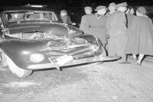 FW-E: Schwerer Verkehrsunfall mit mehreren Verletzten - Auto kollidiert mit Gebäudefassade