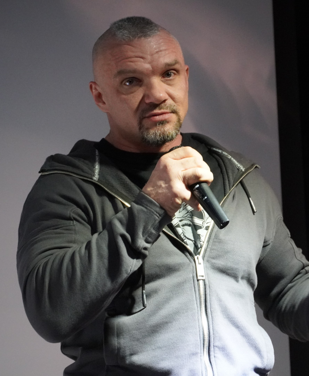 Zeki 'Richi' Kickt Es Aus Seiner Witzkiste Raus