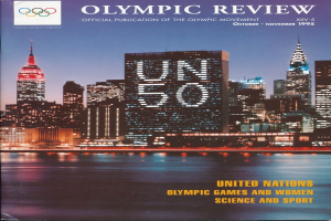 Ein Buch mit dem Titel "Olympic Review Official Publication of the Olympic Movement" liegt auf einer flachen Oberfläche, das eine Stadtlandschaft mit Gebäuden, Lichtern und Wasser auf dem Cover zeigt, sowie den Text "United Nations Olympic Games and Women Science and Sport".