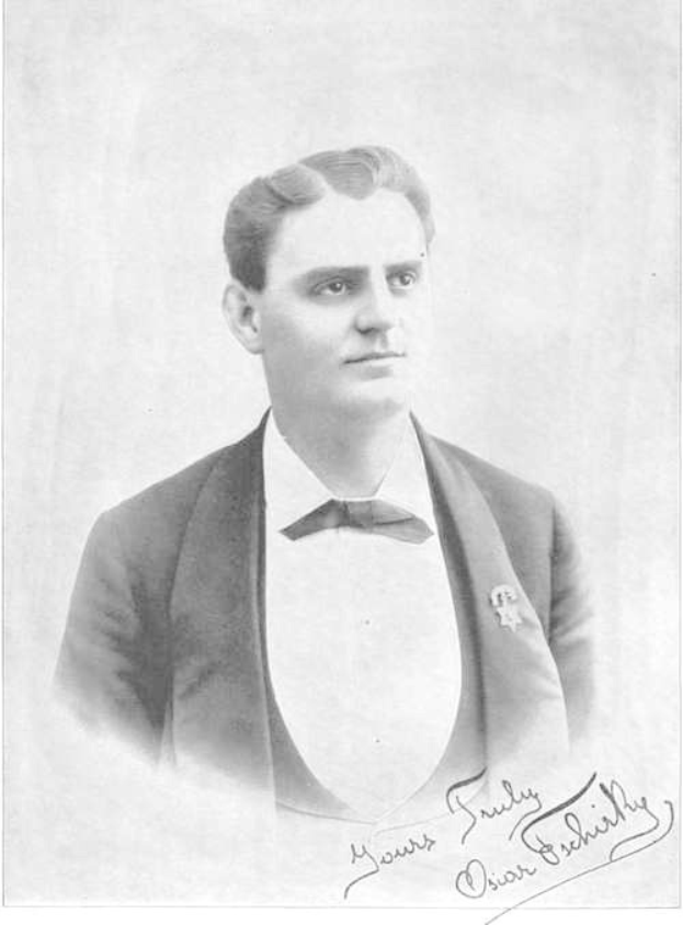 Ein Schwarz-Weiß-Foto eines Mannes im Smoking, identifiziert als Oscar Echihly, mit einem ernsten Gesichtsausdruck, der eine Weste und eine Fliege trägt, mit Text am unteren Rand des Fotos.