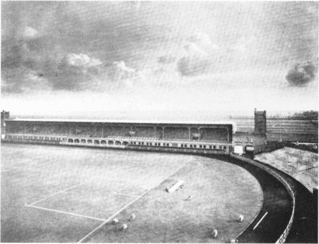 Schwarzes und weißes Foto eines Fußballfeldes mit einem Stadion, umgeben von Bäumen und einem bewölkten Himmel, beschriftet mit "Stoke City Football Club" unten.