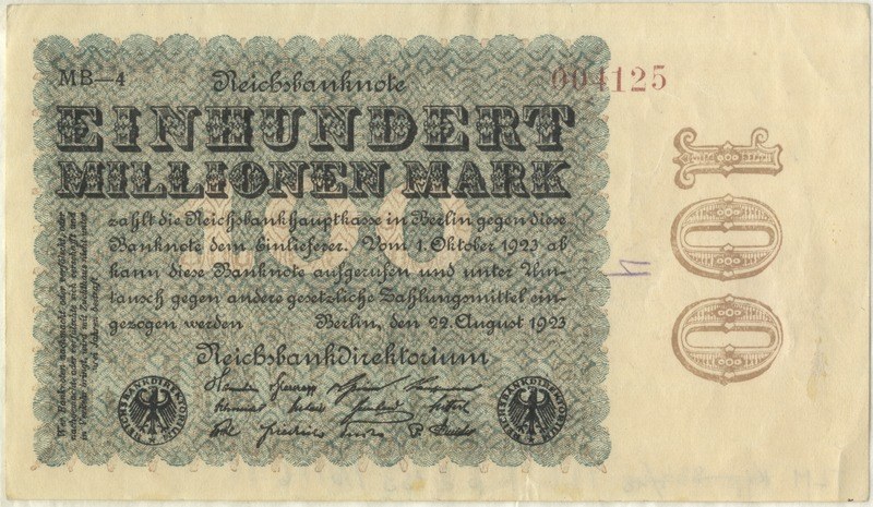 Deutscher Banknote von 1923 mit 'Einhundert Millionen Mark' darauf gedruckt.