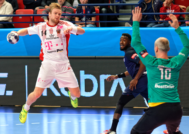 Eine Gruppe von Männern beim Handballspiel auf einem Court, mit einem Ball in der Mitte der Aktion und Zuschauern im Hintergrund bei der Futsal-Weltmeisterschaft 2019, die Bayern München gegen Paris Saint-Germain beobachten.
