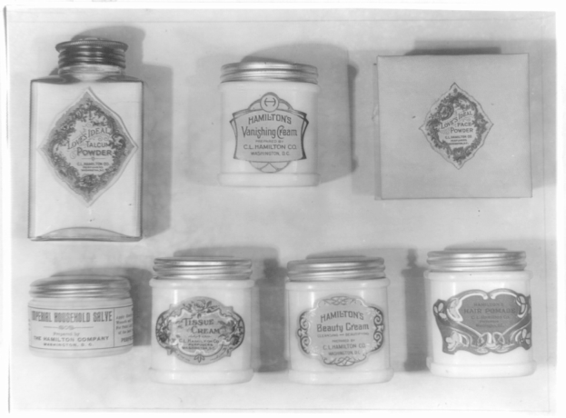 Schwarzes und weißes Foto eines Regals mit ordentlich angeordneten Sahnegläsern, die jeweils mit verschiedenen Arten beschriftet sind.