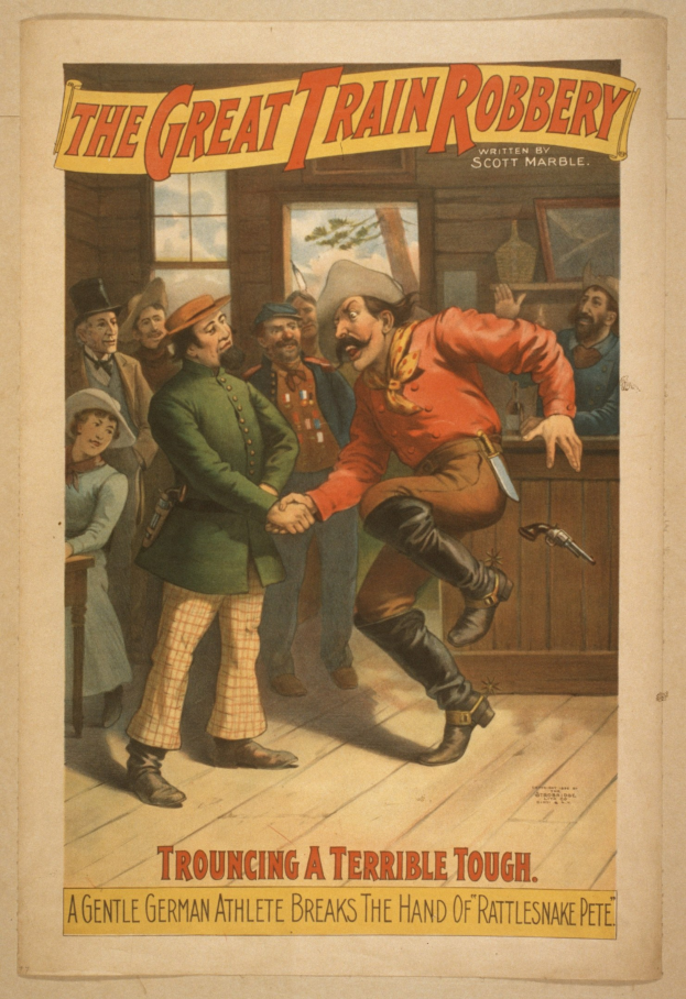 Ein Plakat zeigt eine Gruppe von Menschen, die sich drinnen aufhalten, wobei eine Person eine Waffe hält, ein Fenster, eine Wand und den Text "Der große Zugraub - Trouching a Terrible Tough" oben und unten.