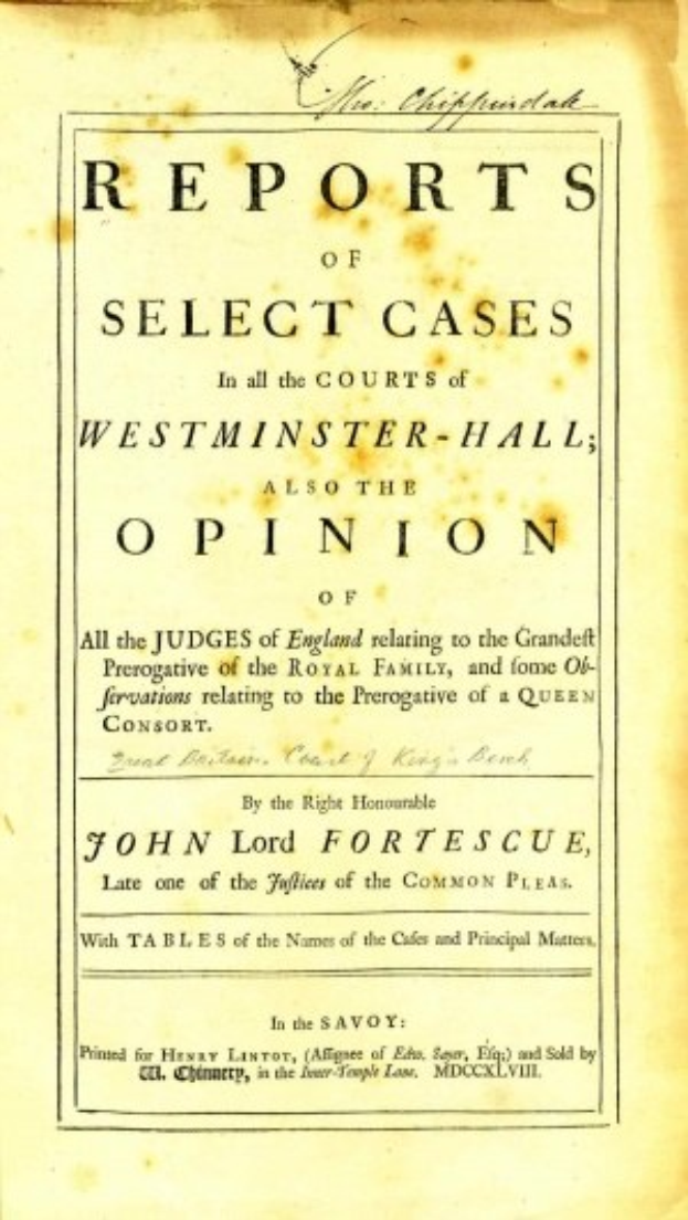 Deckblatt eines alten Buches mit dem Titel "Berichte über ausgewählte Fälle in den Gerichten von Westminster-Hall sowie die Meinung von John Lord Fortescue" mit einer offenen Seite, die schwarzen Tintentext zeigt.