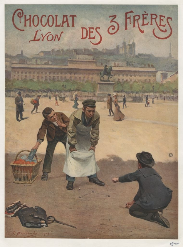 Plakat, das "Chocolat des 3 Freres Lyon" bewirbt, mit einer Gruppe von Menschen, einem Korb mit Obst im Vordergrund und Gebäuden, Bäumen, einer Statue und einem klaren blauen Himmel im Hintergrund.