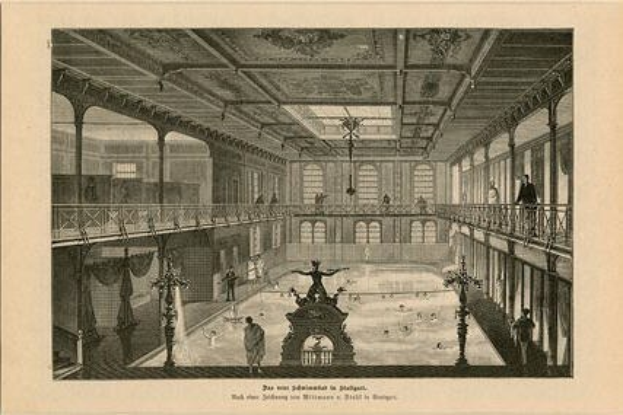 Einschnitte des Eislaufsaals im Schloss Versailles, mit einem zentralen Brunnen umgeben von Menschen, Säulen, Fenstern und einer Decke.