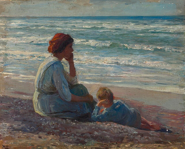 Eine Mutter in einem hellen Kleid und ein junger Junge sitzen am Strand bei Sonnenuntergang und schauen auf den Horizont, während orange, pink und lila Töne den Himmel füllen und die Wellen an den Strand rollen.