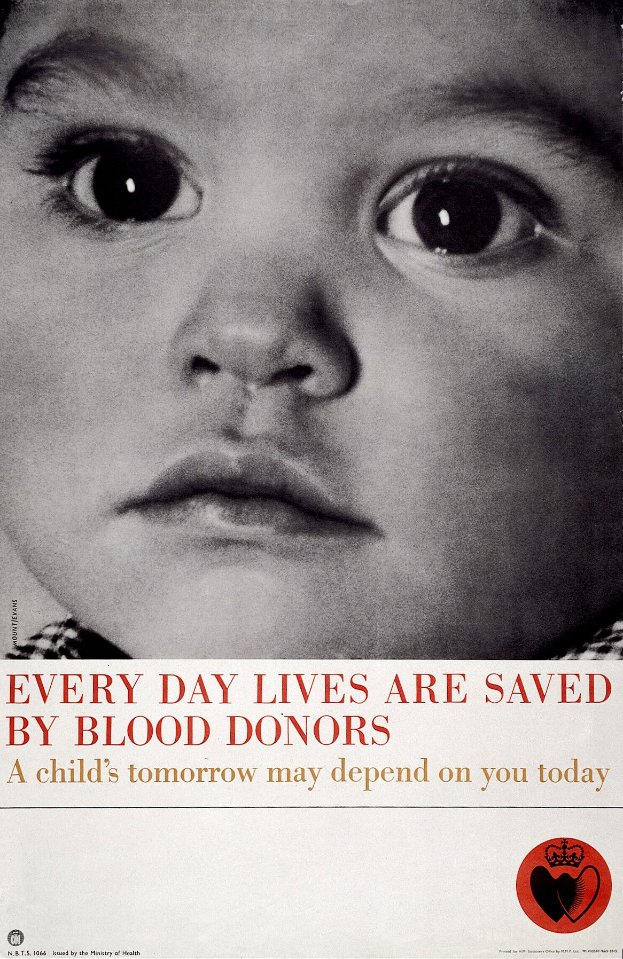 Ein Plakat mit dem Bild eines Kindes in der Mitte und fetter schwarzer Schrift, die besagt: "Jeden Tag werden Leben durch Blutspender gerettet."
