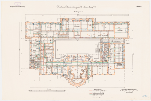 Ein detaillierter Grundrissplan des Neuhaus Oberlandgereich-Gebäudes in Hamburg, Deutschland, mit mehreren Räumen, Fluren, Fenstern, Türen und anderen Merkmalen mit begleitendem Text.