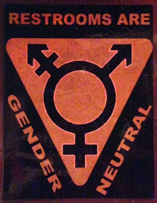 Plakat mit der Aufschrift "Toiletten sind genderneutral" betont die Geschlechtergerechtigkeit in Toiletten.