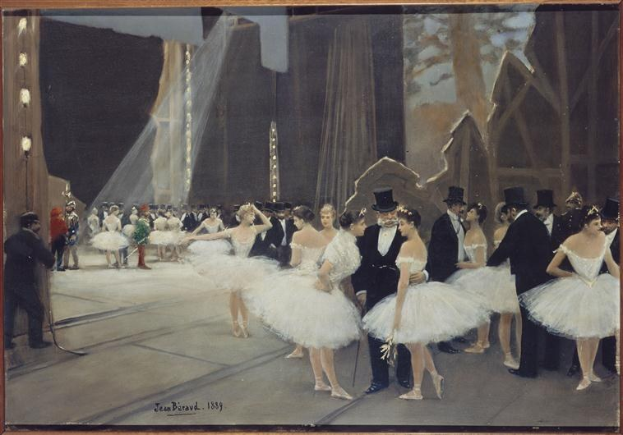 Ein Bild mit dem Titel "Tanz an der Oper" von Jean Beraud, das eine Gruppe von Tänzern in weißen Tutus und Hüten auf einer Bühne zeigt, die von Scheinwerfern beleuchtet und gerahmt ist.