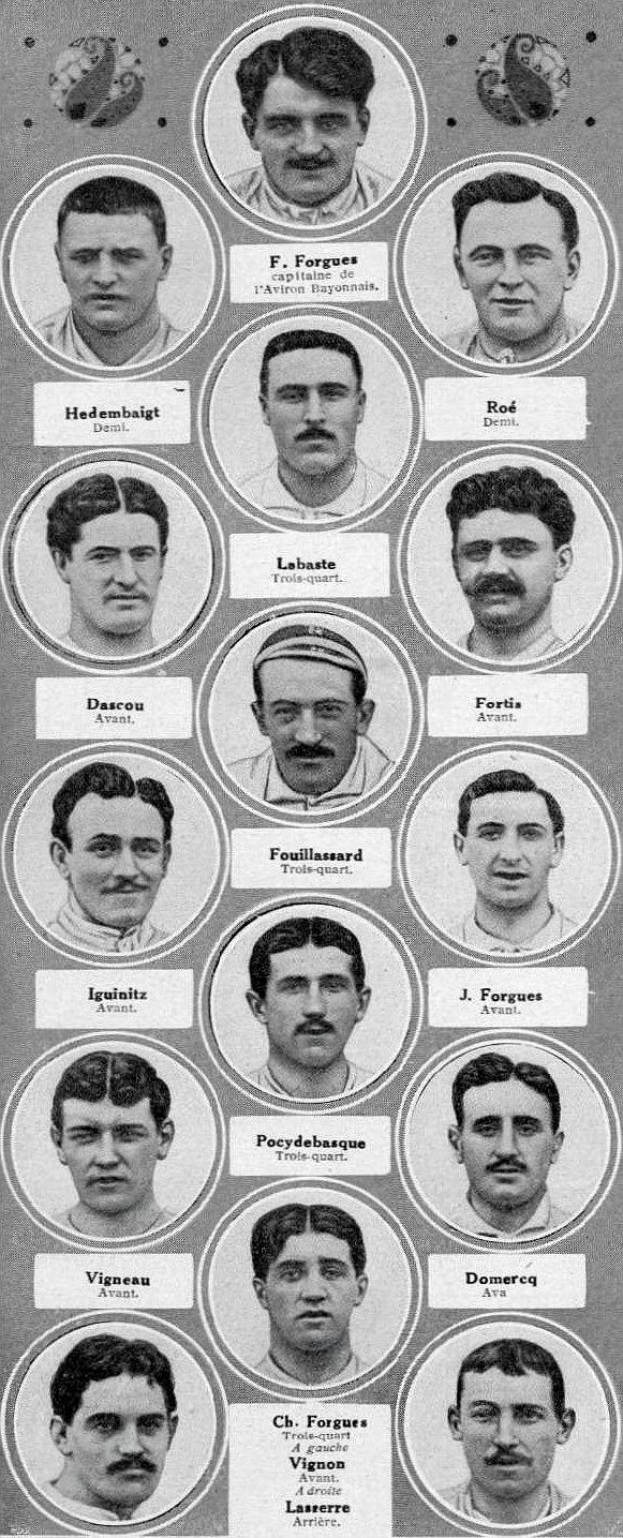 Schwarzes und weißes Foto einer Gruppe von Männern mit verschiedenen Gesichtsausdrücken, Mitglieder der französischen Fußballnationalmannschaft, die ein Blatt Papier mit der Aufschrift "French Football Team" halten.