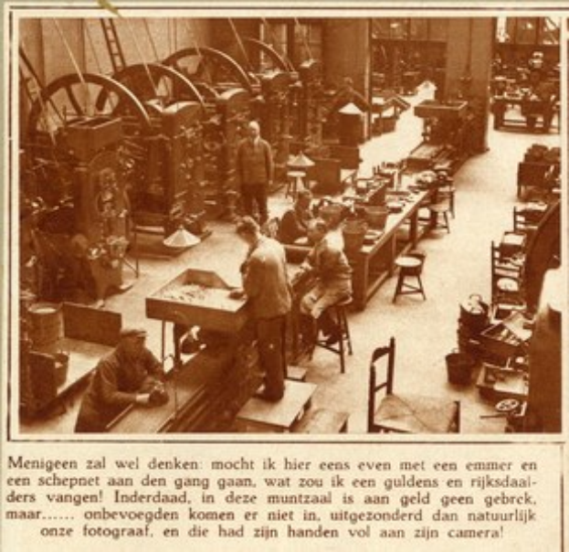 Schwarz-weiß-Foto eines Fabrikinneren mit Arbeitern, die Maschinen bedienen und an Tischen sitzen, umgeben von Geräten und Möbeln, mit Text unten.