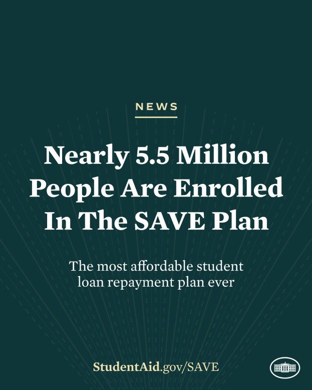 Plakat mit der Aufschrift "Fast 5,5 Millionen Menschen sind in der Sparpläne enrolled", das die erschwinglichkeit des neuesten student loan repayment plan hervorhebt.