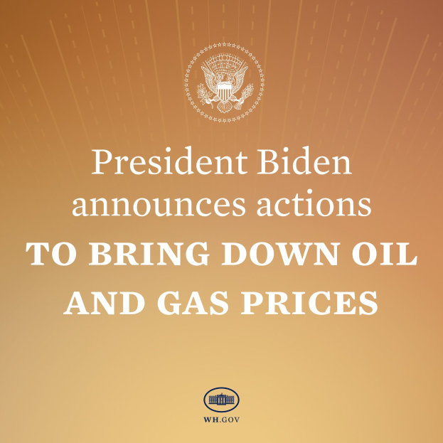 Präsident Biden an einem Rednerpult bei der Ankündigung von Maßnahmen zur Verringerung von Öl- und Gaspreisen, mit einem Plakat im Hintergrund.