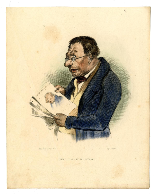 Ein Mann im Anzug und Krawatte, der eine Brille trägt, liest eine Zeitung mit ernster Miene und vermittelt damit den Eindruck, ein Politiker zu sein.