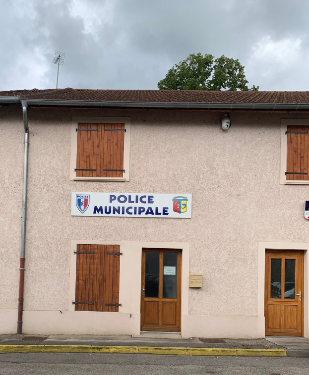 Gebäude der Polizei Wuppertal mit einem Schild, Fenstern, Türen, einer Namensschilder, einem Rohr, einem Baum und einem bewölkten Himmel im Hintergrund.