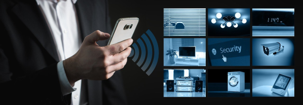 Ein Mann im Anzug hält ein Smartphone und ist von Bildern verschiedener Heim-Sicherheitssysteme umgeben, was eine Fernsteuerung oder Überwachung der Systeme suggeriert.