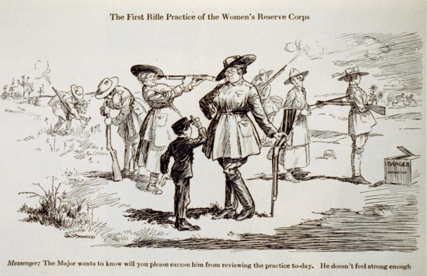 Schwarzer und weißer Zeichenentwurf einer Gruppe von Menschen, einige halten Gewehre, mit dem Text "Die erste Gewehrübung der Frauenreserve" auf einem Papierhintergrund.