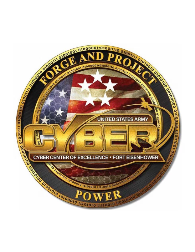 Logo der United States Army Cyber Center of Excellence, Fort Eisenhower, mit einem blauen Kreis mit einem weißen Stern und dem Text "Forge and Project Cyber Power" in fetter schwarzer Schrift darunter.