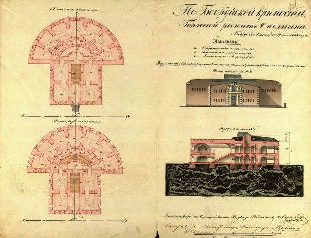 Ein altes Buch mit einer detaillierten Illustration einer Villa mit Fenstern, Balkonen und einer Treppe, begleitet von beschreibendem Text.