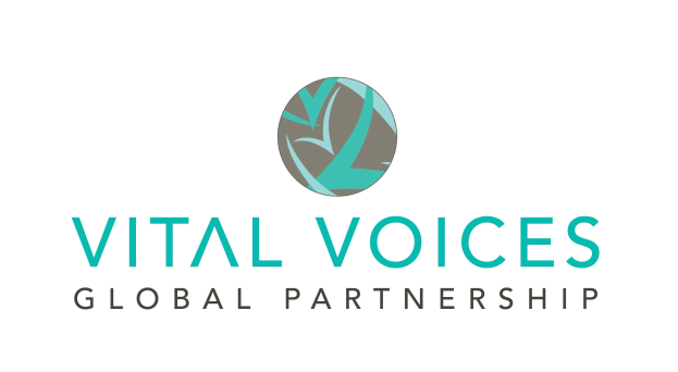 Logo für Vital Voices Global Partnership mit einer weißen Taube mit ausgebreiteten Fülgeln innerhalb eines blauen und weißen Gradientenkreises, alles von einem schmalen schwarzen Rand auf einem weißen Hintergrund umgeben.