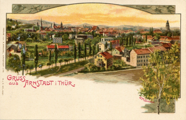 Alte Ansichtskarte zeigt eine Stadtansicht von einem Hügel aus, mit Bäumen, Gebäuden, Hügeln und Himmel, mit sichtbarer Handschrift.