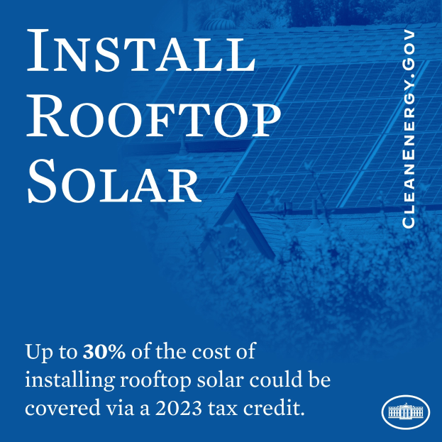 Plakat, das eine 2023-Steuergutschrift von bis zu 30% der Kosten für die Installation von Dachsolaranlagen abdeckt, mit B├Ąumen und einem Geb├Ąude mit Solarpanelen im Hintergrund.