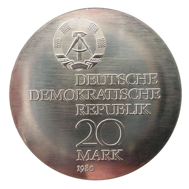 Eine Silbermedaille mit der Aufschrift 'Deutsche Demokratische Republik' vor einem weißen Hintergrund.