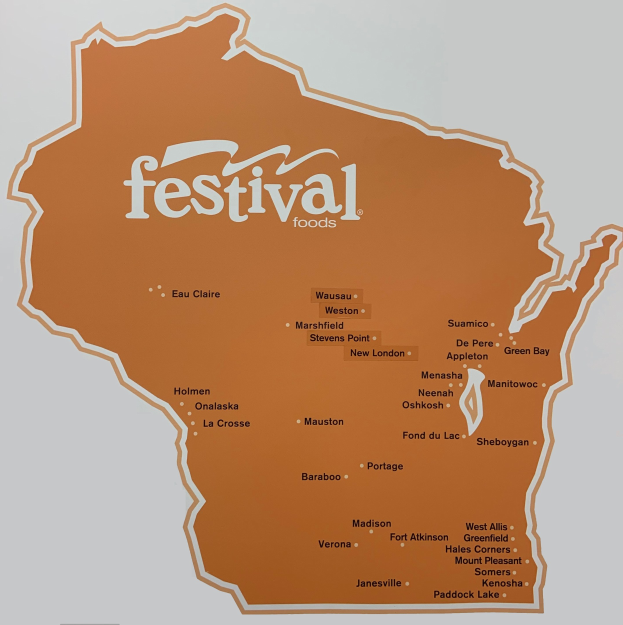 Ein lebendiger Wisconsin-Poster mit verschiedenen Früchten, Gemüsen und Snacks, auf dem "Festival Foods" steht.
