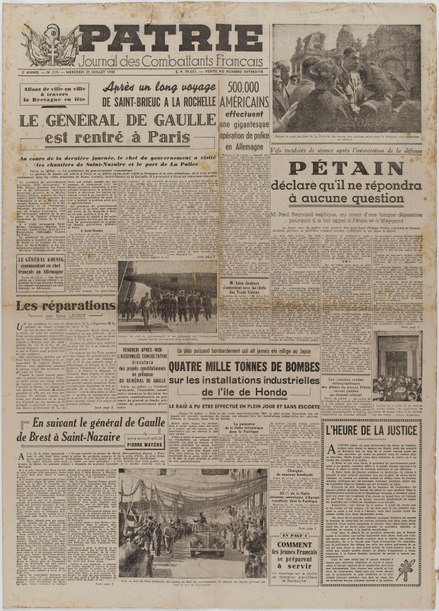 Schwarze und weiße Zeitungsvorderseite mit einem Gruppenfoto von lachenden Menschen, umgeben von Text und anderen Bildern.