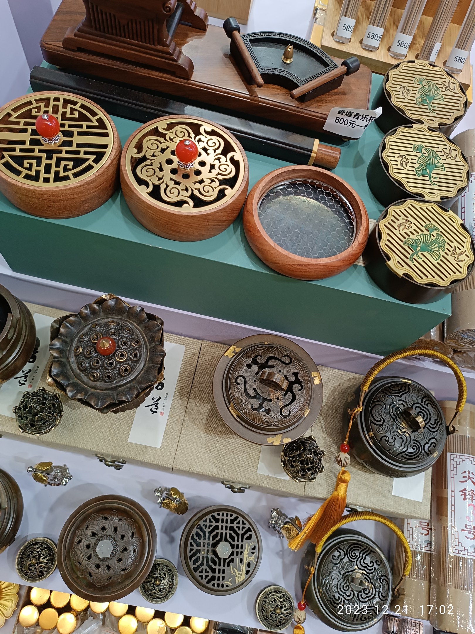 Ein Tisch mit verschiedenen chinesischen Räucherstäbchen, Boxen und Papieren, wahrscheinlich im Zusammenhang mit einem chinesischen Neujahrsfest.