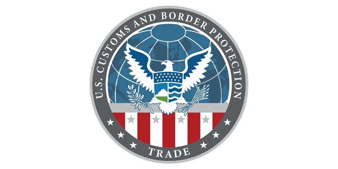 Blauer Kreis mit einem weißen Rand, der eine weiße Taube mit ausgebreiteten Flügeln, einen weißen Stern in der Mitte und den Text "U.S." über der Taube enthält.