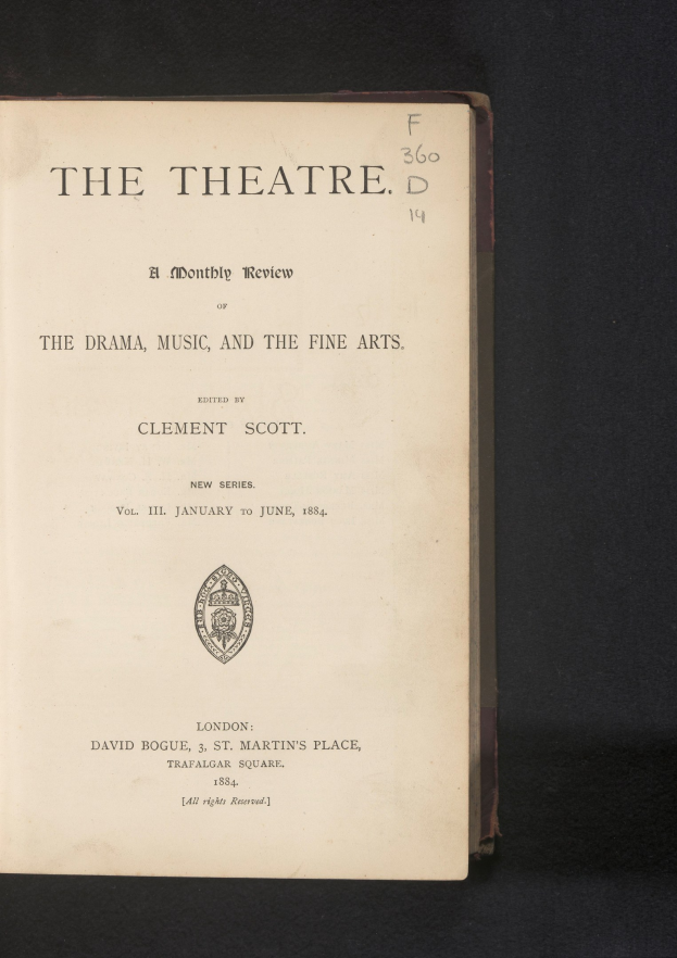 Offenes Buch mit dem Titel "Das Theater: Eine monatliche Besprechung des Dramas, der Musik und der schönen Künste", das eine Seite mit Text und ein Logo zeigt.