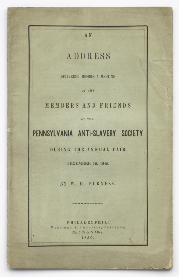 Offenes Buch mit dem Titel "Eine Ansprache vor einer Versammlung der Mitglieder und Freunde der Pennsylvania Anti-Slavery Society während der jährlichen Messe" mit sichtbarem gedrucktem Text auf der offenen Seite.