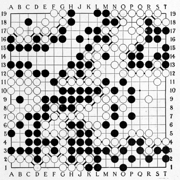 Schwarzes und weißes Kreuzworträtsel-Raster mit kreisförmigen Zellen, die Buchstaben und verstreute Zahlen enthalten.
