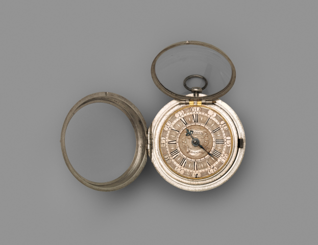 Eine silberne Taschenuhr mit rundem Gehäuse und Deckel, römischer Ziffernblatt, vor einem grauen Hintergrund.