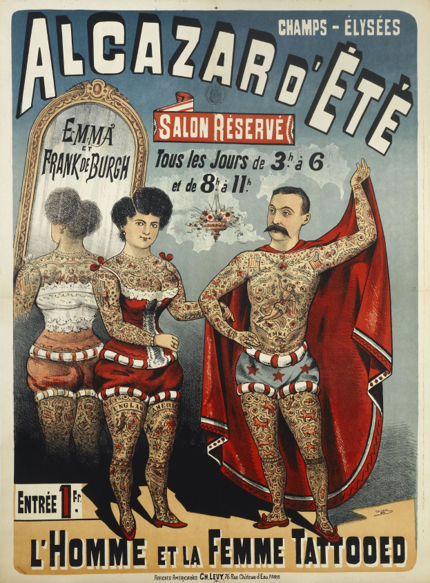 Ein Plakat in Paris, das eine Tattoo-Studio bewirbt und zwei tätowierte Personen zeigt, die nebeneinander stehen und den Salon ankündigen.