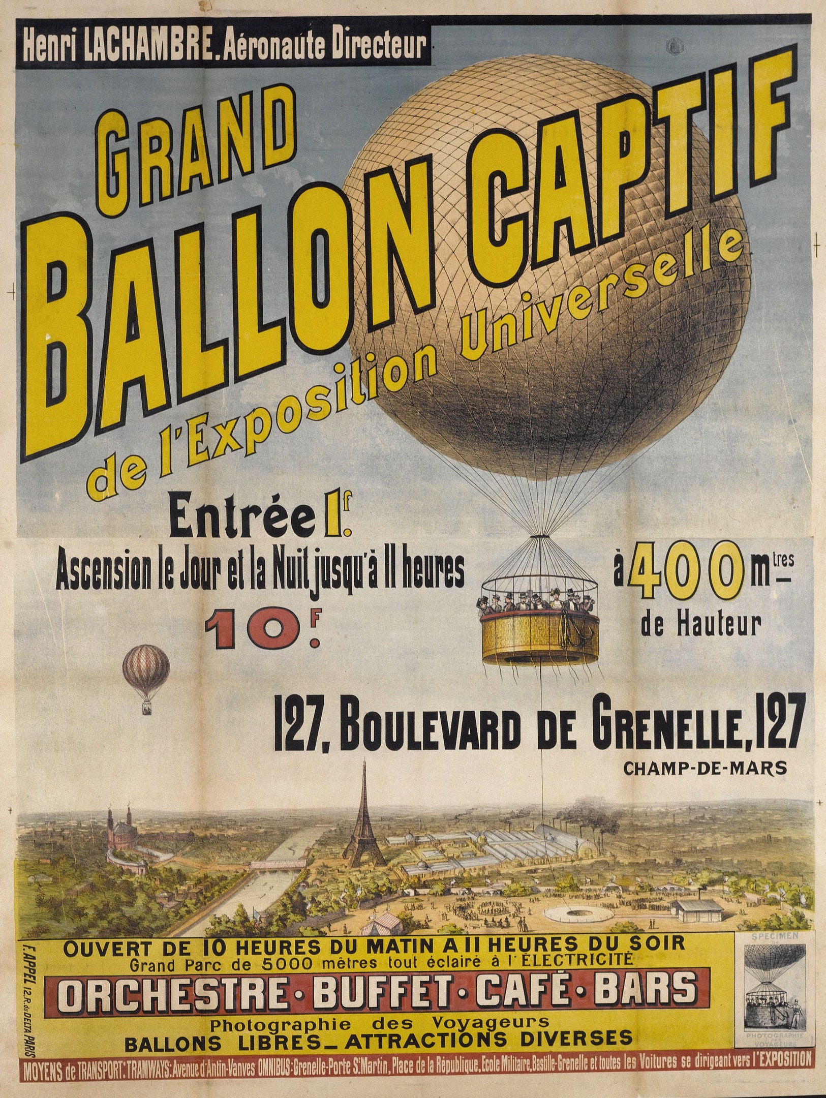 Plakat, das die große Ballon-Kaptif bei der Exposition Universelle 1900 ankündigt, mit Heißluftballons, Gebäuden, Bäumen und Text.